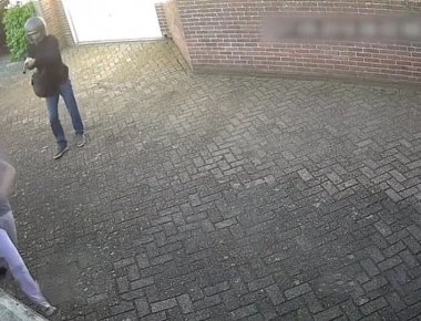 Βίντεο: Πέταγε τα σκουπίδια του σπιτιού της και πληρωμένος δολοφόνος άρχισε να την πυροβολεί